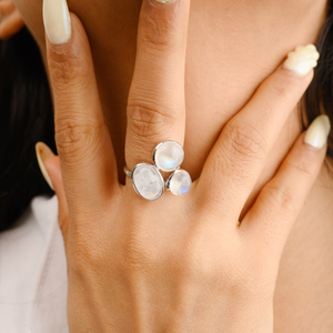 Fait à la main 100% véritable juin pierre de naissance arc-en-ciel pierre de lune trilogie anneaux 18K or blanc trois pierres anneau bijoux fins pour les femmes - Product Image 4