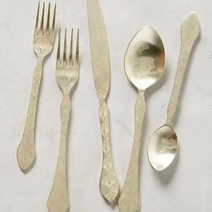 Ensemble de couverts en acier et laiton au design de qualité supérieure alliant esthétique traditionnelle et fonctionnalité moderne pour une utilisation polyvalente - Product Image 1