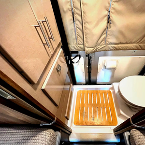 FOURNISSEUR DE camping-cars d'occasion Winnebago Travato Classe B à moteur essence 2023, 59K km - Product Image 2