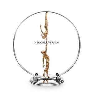 Finition couleur argent brillant poli bague en métal robuste avec figurines humaines plaquées or Designer Sculpture Home Decor Supply - Product Image 1