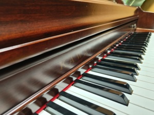 Piano Acústico KAWAI 503F Profesional Usado en Japón, Color Marrón Vintage, Nivel de Rendimiento, Piano Vertical Mecánico Económico de 88 Teclas - Product Image 2