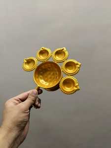 Lampe à huile à 6 mèches en laiton antique fabriquée à la main avec tête de cobra et longue poignée profonde Diya Diwali décoration MHQ-6in1Diya - Product Image 3