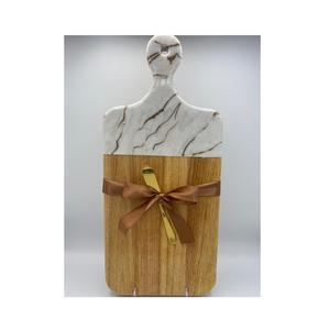 Tabla de cortar superior de resina y madera que combina estética con fuerza, lo que la hace ideal para cocinar y exhibir - Product Image 1