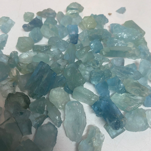 Pierres précieuses brutes bleu clair naturelles en vrac aigue-marine pour la fabrication de bijoux par Gigli Rigli Gems Taille de mélange certifiée par un tiers - Product Image 1