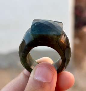 Bague en cristal de labradorite naturelle sculptée à la main de conception unique Bague à facettes en pierres précieuses de forme carrée à facettes de feu bleu - Product Image 3