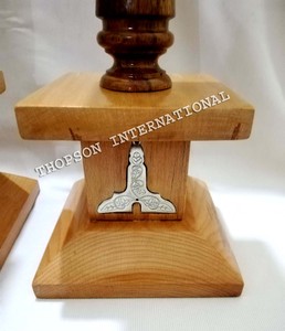 Colonne maçonnique artisanale en bois, emblèmes du Gardien Supérieur et du Gardien Junior - Product Image 1