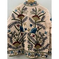 Veste en coton brodée au point Crewel motif fleurs sauvages ivoire, artisanale de Jaipur, écologique, style Prairie Chic de printemps, motif manuscrit de jardin