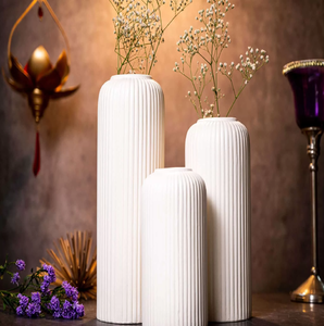 Ensemble de vases et de jarres en céramique colorés avec glaçure dorée. Glamour. Disponible à prix de gros - Product Image 4