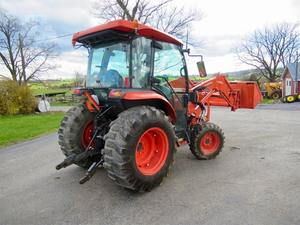 Tractor Agrícola Kubota 4x4 con Tracción en las Cuatro Ruedas y Potencia de 40-140 HP - Product Image 5
