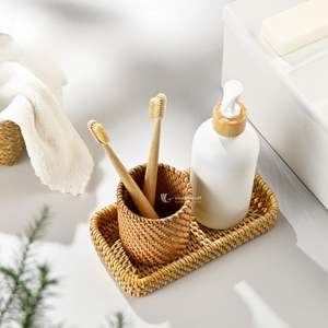 Ensemble d'accessoires de salle de bain en rotin personnalisable, plateau tressé naturel, porte-gobelet et distributeur de savon en verre transparent – Vente en gros - Product Image 6