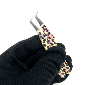 Pinzas de extensión de pestañas de agarre liso con diseño de papel de guepardo de 65 grados, acero inoxidable japonés con nombre de marca personalizado - Product Image 1