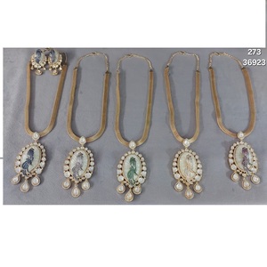 Collier à pendentifs Kundan multicouches de créateur avec plaqué or antique Idéal pour les looks de mariée lourds disponibles en vrac - Product Image 2