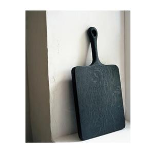 La planche à découper en bois noir classique est une fusion parfaite du design élégant et de la beauté naturelle. - Product Image 1