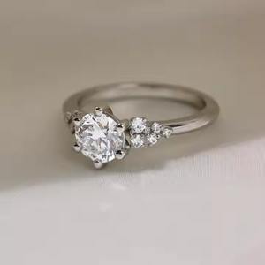 Anillo de compromiso de diamante de racimo de corte redondo de oro sólido de 14K 1,30 CTW 6,5mm anillo de bodas de diamante cultivado en laboratorio de corte redondo - Product Image 3