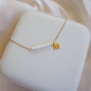 Collar <span class=keywords><strong>de</strong></span> perlas <span class=keywords><strong>de</strong></span> agua dulce genuinas a <span class=keywords><strong>la</strong></span> moda para mujer, collar con abalorio <span class=keywords><strong>de</strong></span> letra del alfabeto chapado en oro <span class=keywords><strong>de</strong></span> 18K, collar con nombre inicial personalizado - Product Image 1