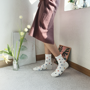 Chaussettes courtes en coton doux pour femmes avec un imprimé à pois unique et une coupe brevetée à 90 degrés pour un confort quotidien - Product Image 2