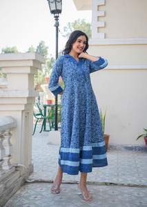 Vestido Anarkali azul de algodón con estampado floral para mujer, con cuello camisero y mangas 3/4, diseñado en tela suave y transpirable, estilo elegante. - Product Image 3