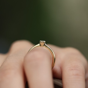 Anillo de compromiso solitario de moissanita de corte redondo de 4mm en oro o plata | Joyería clásica de boda - Product Image 2