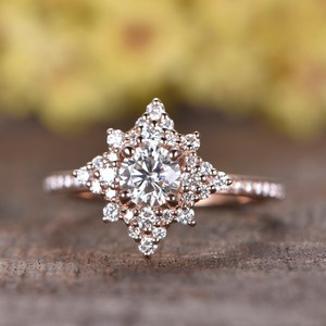 Conjunto de anillo de compromiso de moissanita de corte redondo, banda de boda de diamante, conjunto de anillo de boda de moissanita único, anillo de Halo de cojín de oro rosa de 14 quilates - Product Image 4