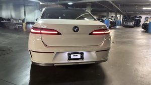 Véhicules d'occasion 2023 i7 xDrive60 AWD 87 km (ville) 92 km (route) Prêts pour une livraison rapide - Product Image 4