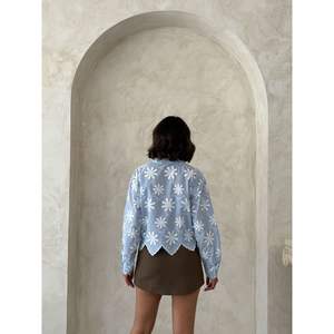 Pulls en gros pour femmes Topshow, design poncho moderne et élégant, couleur marron clair - Product Image 1