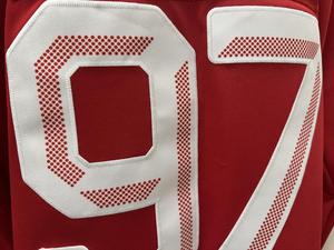 Jersey de Hockey sobre Hielo Personalizado con Diseño del Equipo Maple Leaf, Nombre y Número del Jugador Bordados, Transpirable y de Alto Rendimiento Atlético - Product Image 4