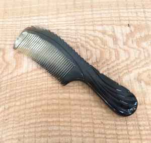 Peigne en corne de couleur naturelle et fini de haute qualité personnalisé et fabriqué à la main pour coiffer les cheveux à partir de corne de buffle véritable d'Inde - Product Image 1