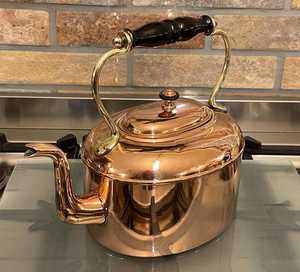 Élégante bouilloire à thé en cuivre avec manche en bois, parfaite pour la décoration de la cuisine de l'hôtel et l'expérience de brassage élégante - Product Image 1