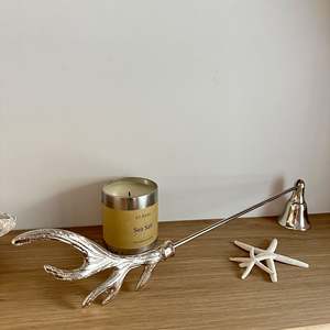 Abatidor de vela chapado en oro de metal de hierro con diseño de flor hermosa - Product Image 5