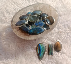 Pendentifs en labradorite flashy naturelle de haute qualité plaqué argent Pendentifs en labradorite en forme mélangée pour hommes et femmes - Product Image 2
