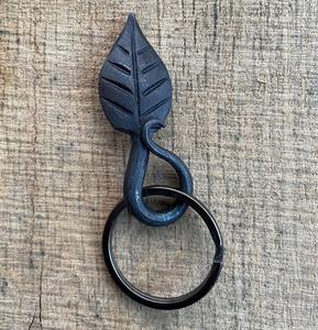 Colgante de collar de acero inoxidable Vintage para hombre, llavero de hoja de Metal forjado a mano, nuevo diseño, joyería de moda para bodas - Product Image 1