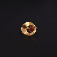 Luxvory Roter Korallenstein Mode-Ring mit Goldplattierung & Verzierten Details Trendiger Stil für Frauen