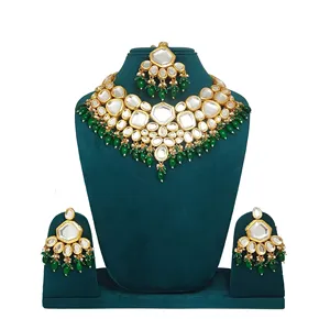 Ensemble de collier de mariée royal vert Kundan traditionnel de luxe avec placage or, cuivre, rubis et perles pour mariage ou cadeau - Product Image 1