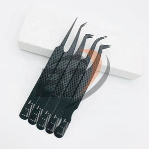 Pinzas de extensión de pestañas de acero inoxidable negro mate sostenible Punta puntiaguda de agarre de diamante para aplicaciones de pestañas de fibra de volumen - Product Image 1