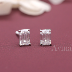 Boucles d'oreilles solitaires en or 18 carats avec diamant de laboratoire certifié IGI taille émeraude - Product Image 5
