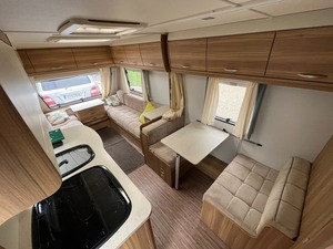Caravana de Lujo Elddis Xplore 2015 para 4 Personas con Suspensión Independiente, Remolque Todoterreno y Cocina de Lujo - Product Image 5