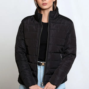 Vente en gros Veste personnalisée pour femmes Doudoune matelassée Veste matelassée en polyester légère et respirante pour l'extérieur avec col montant - Product Image 1