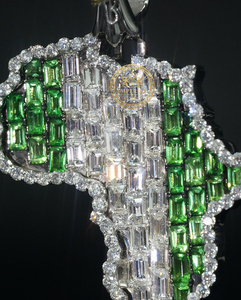 Colgante de Mapa de África Personalizado con Diamantes VVS y Piedras de Esmeralda en Plata, Dije de 1 Pulgada, 20 Gramos, Corte Esmeralda, Certificado IGI - Product Image 3