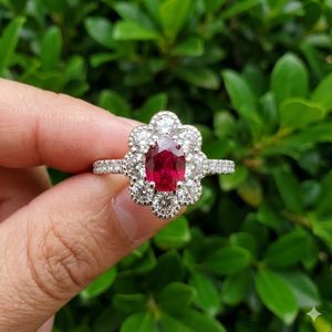 Anillo de compromiso Regal de oro blanco macizo de 18 quilates con rubí ovalado, racimo de flores, halo de diamantes naturales y vástago de haz, con certificado. - Product Image 2