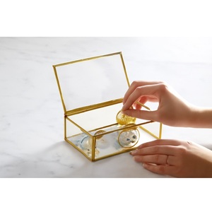 Joyero de cristal con acabado artesanal dorado, diseñado para complementar las colecciones de joyas Premium con elegancia y estilo. - Product Image 3