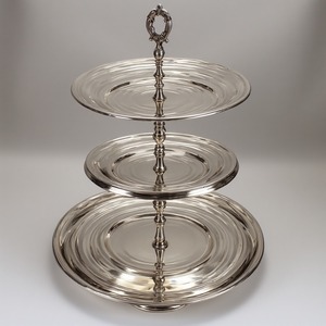 Support de gâteau en métal en aluminium finition laiton fabriqué à la main avec bord élégant idéal pour les mariages traditionnels et les maisons de luxe - Product Image 6