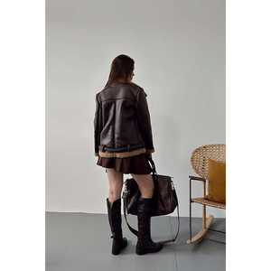 Manteau en fausse fourrure marron pour femme avec épaulettes, disponible en gros - Product Image 1