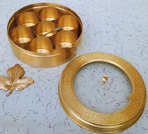 ภาพที่กำหนดเองของชุดอาหารเย็นทองเหลืองแบบดั้งเดิมรวมถึงจานขนาดใหญ่ (Thali) หลายชามช้อนและถ้วย - Product Image 5