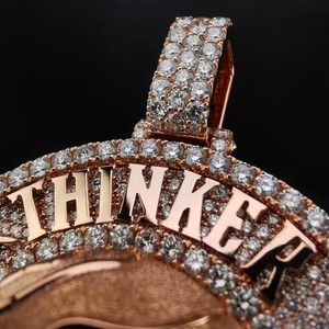 จี้การ์ตูนรูปสัตว์ตัว V 3D กำหนดเองได้เครื่องทดสอบเพชรแบบผ่านเพชรแบบ Viced Moissanite สไตล์ฮิปฮอปโรสโกลด์สีเงินสำหรับผู้ชายชุบโรเดียม - Product Image 2