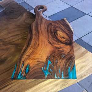 Tabla de cortar de resina con Río de resina azul brillante a través de madera maciza pieza hecha a mano perfecta para frutas queso y comidas pequeñas - Product Image 1
