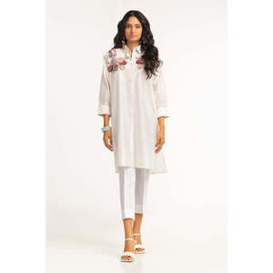 Camisa de malla de algodón teñida y bordada en color blanco roto y pantalón de manga tres cuartos - Product Image 3