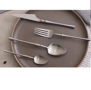 Tenedor y Cuchara para Servir Arroz con Diseño Melodioso y Acabado Mate, Utensilios de Cocina para Catering - Product Image 1