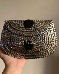 Pochette en mosaïque de nacre blanche fabriquée à la main avec chaîne en or sac à main élégant de créateur pour les fêtes de mariage - Product Image 6