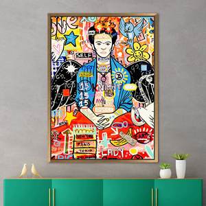 Impresión en Lienzo: Arte Mural de Frida Kahlo, Mujer Moderna con Diseño de Grafiti, Marco Dorado - Product Image 1