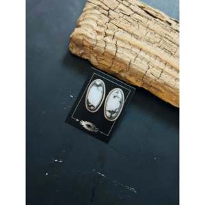 Boucles d'oreilles clous Wydelle Billie en buffle blanc et argent sterling avec serti clos - Product Image 3